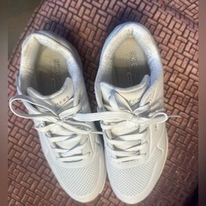 SKECHERS aaAIR COOLED MEMORY FOAM TENNIS SHOES (Size 6 1/2)